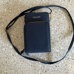 FOREVER YOUNG Womens Blue 3
Zipper Cross-Body Purse Bag Phone
Card Organizer